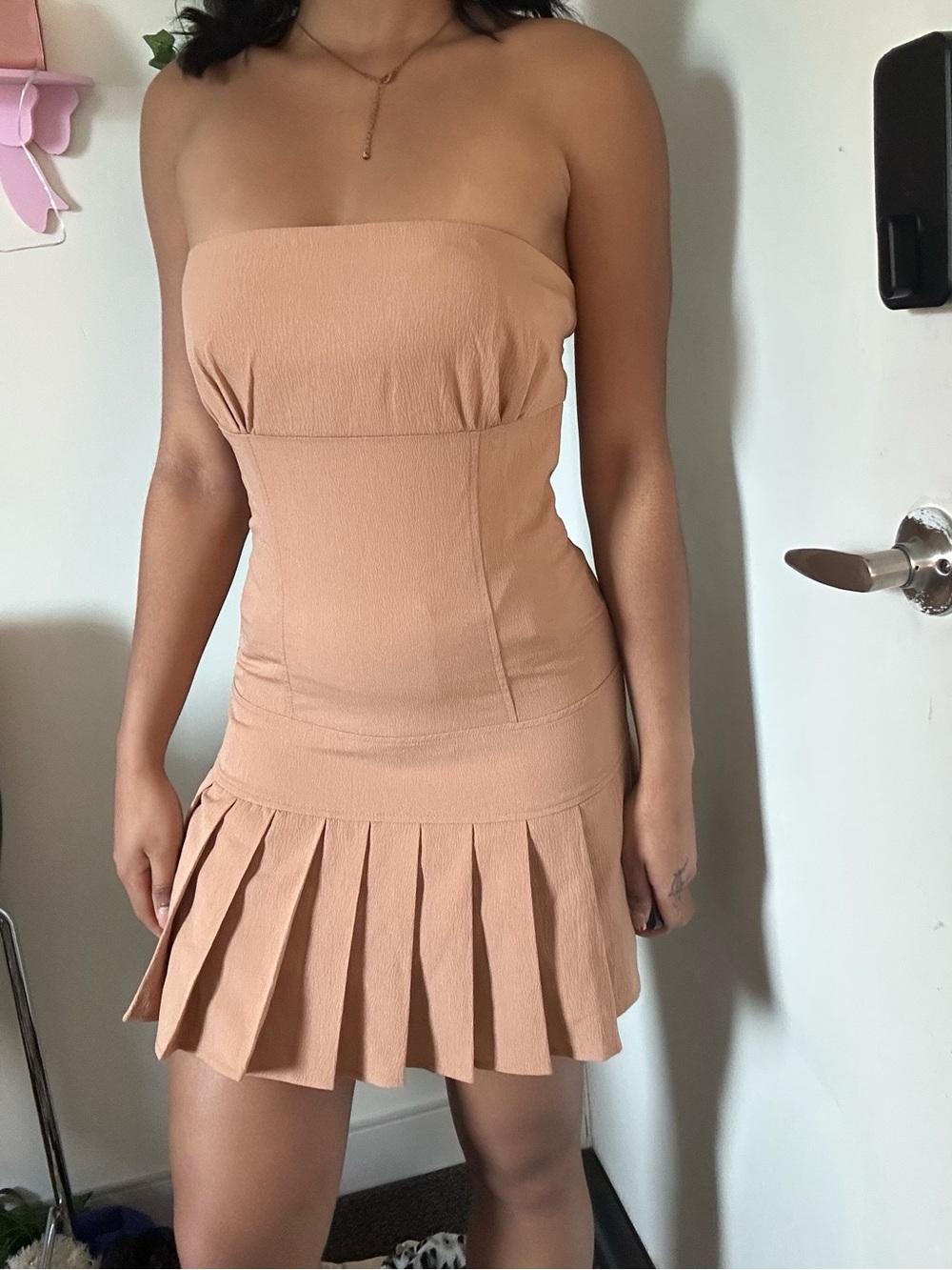 (NEW WITH TAGS) 🏷️ Forever 21 Strapless Pleated Hem Mini Dress in Tan